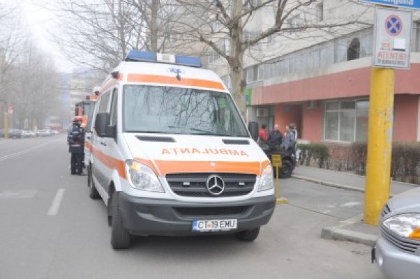 S-a prăbuşit la pământ, în staţia de autobuz